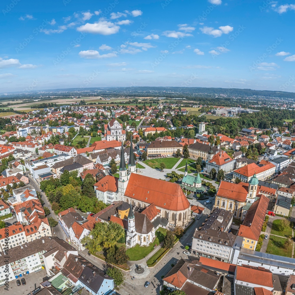 Obraz premium Bayerns bekanntester Wallfahrtsort, Altötting aus der Vogelperspektive