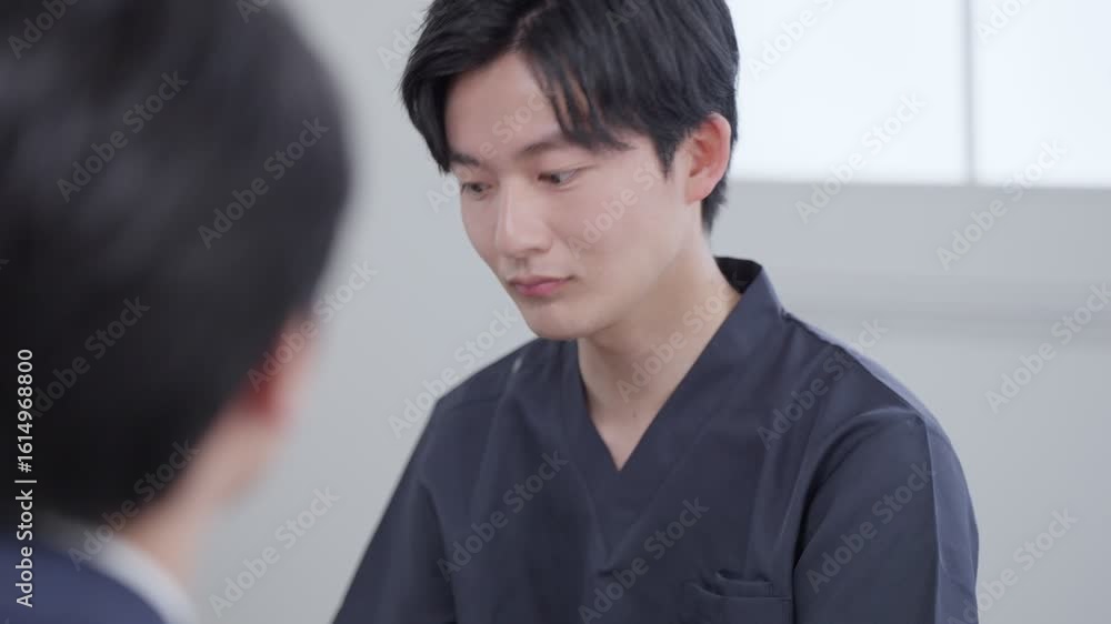 医者と話すビジネスマン 医者と話すビジネスマン