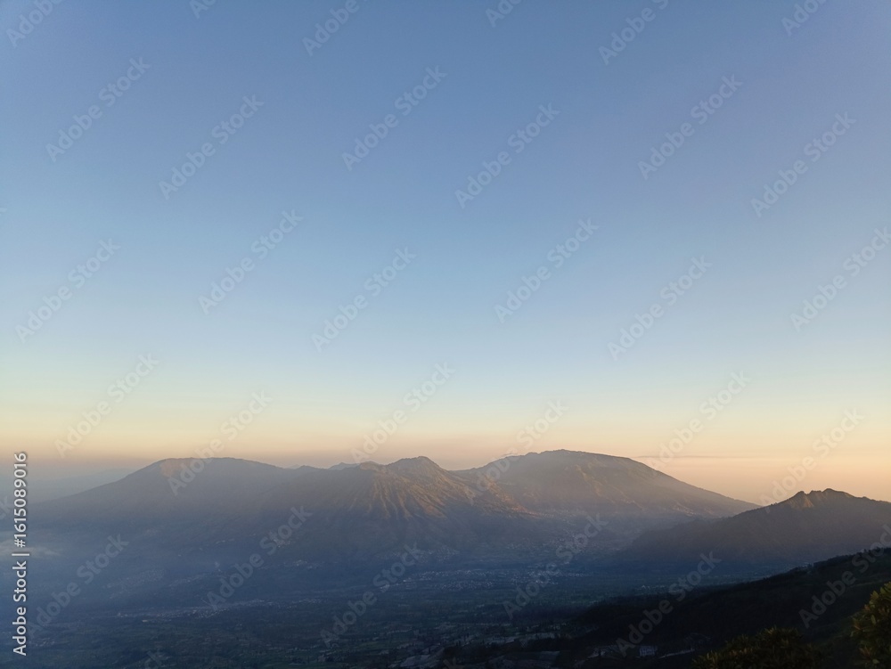 Fototapeta premium Scenic Mountain View with Clear Sky at Dawn