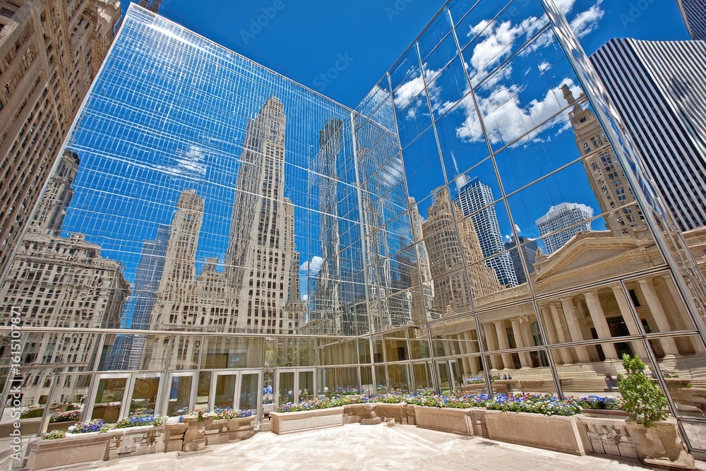 Naklejka premium City reflections in mirrored glass