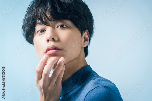 Fototapete メンズビューティー /スキンケア /顔を触っている若い男性