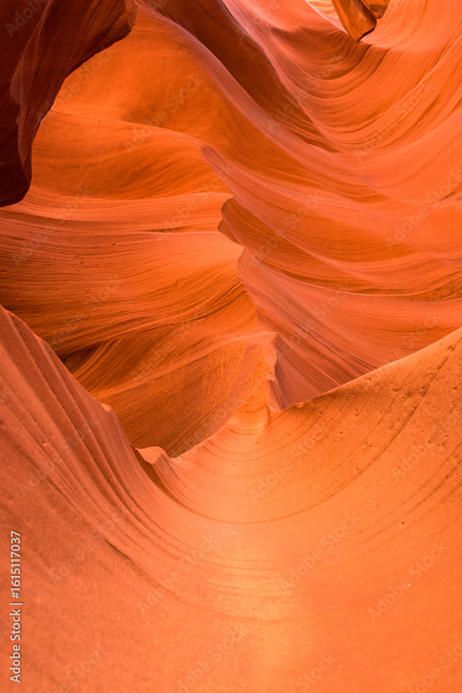 Obraz premium This image shows the inside of Antelope Canyon, a slot canyon in the American Southwest, known for its wave-like rock formations and vibrant orange colors, formed by erosion over millions of years.