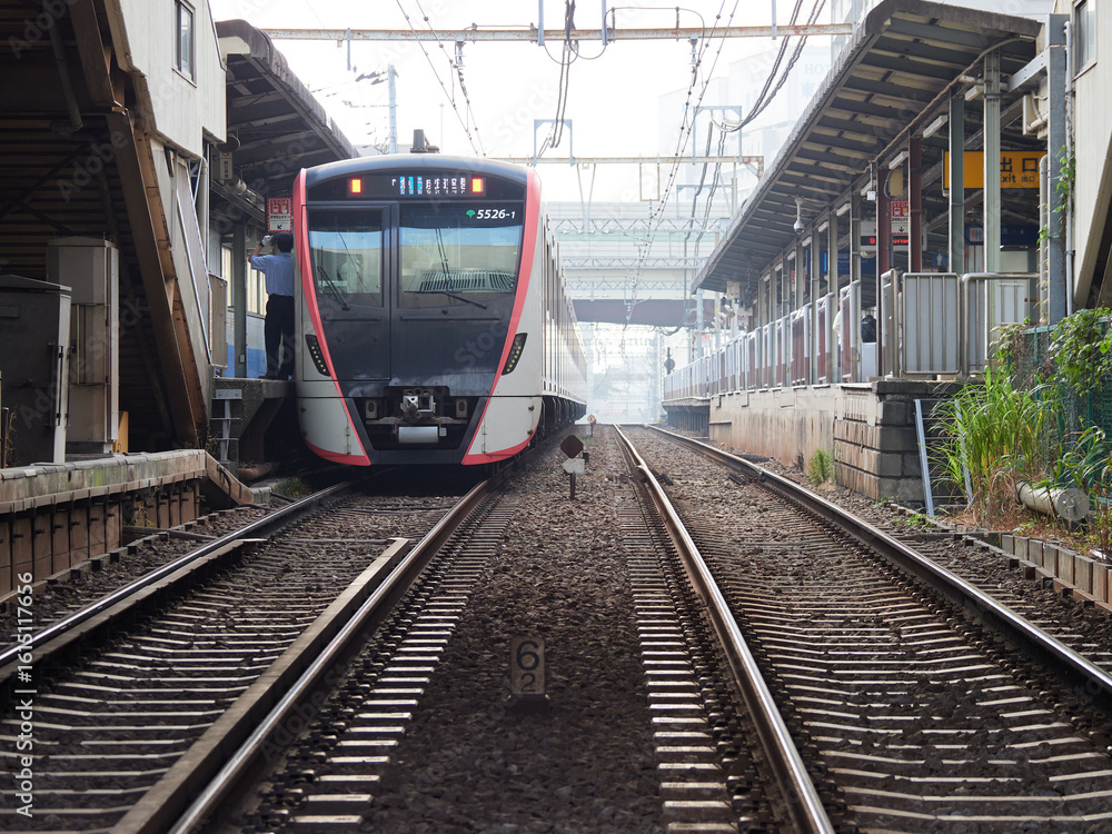 Naklejka premium 東京都の穴守稲荷駅の線路と電車の風景