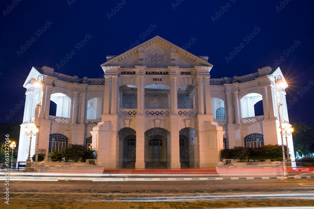 Obraz premium Ipoh Town Hall building by night in Ipoh, Malaysia.