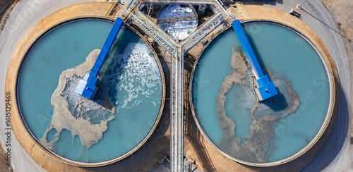 Foto Aerial top view water treatment facility at copper mine factory and processing p