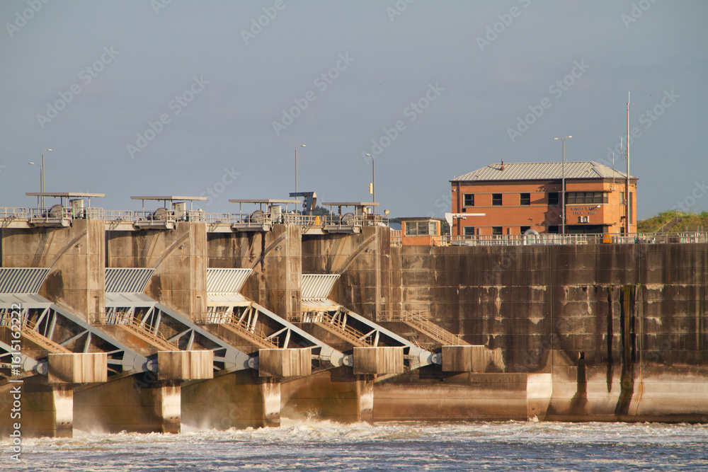 Naklejka premium Robert S Kerr Reservoir, Sallisaw, Oklahoma, lock and dam
