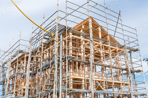 木造住宅の建築現場　上棟作業中の一戸建て
