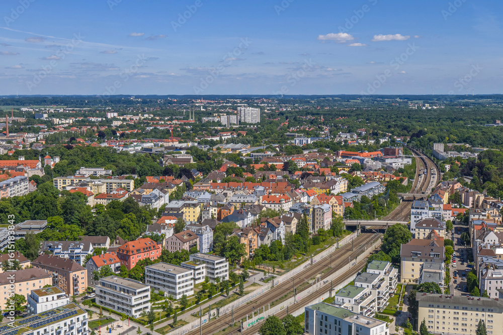 Fototapeta premium Die schwäbische Bezirkshauptstadt Augsburg im Luftbild, Blick zum Bismarckviertel