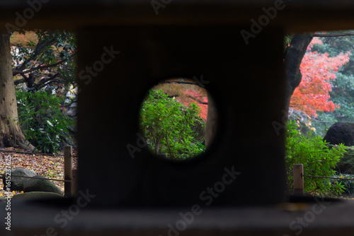 Fotografie 旧岩崎邸庭園の石灯籠の穴から見た風景
