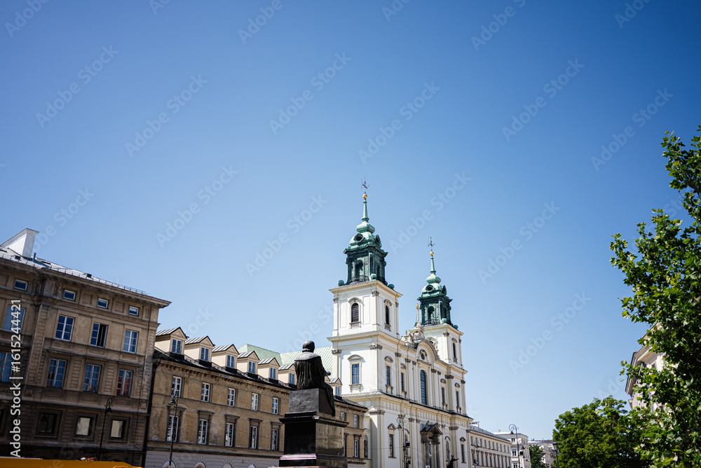 Naklejka premium Baroque Church of the Holy Cross with blue sky background located in historic Warsaw city center