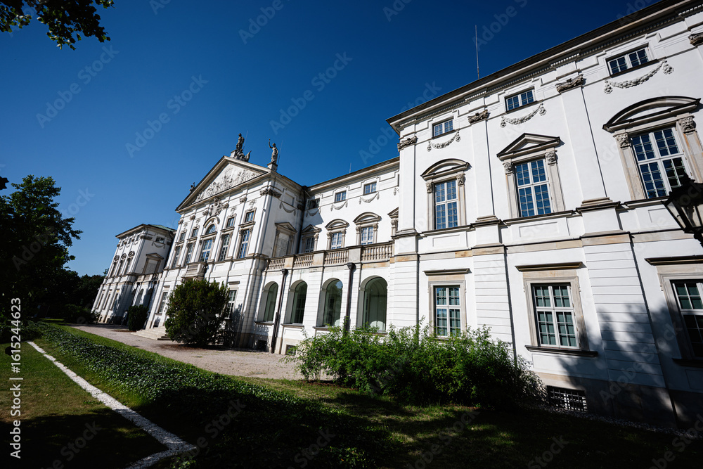 Fototapeta premium Elegant historic palace in Warsaw with beautiful architecture and scenic surroundings. Palace of the Commonwealth.