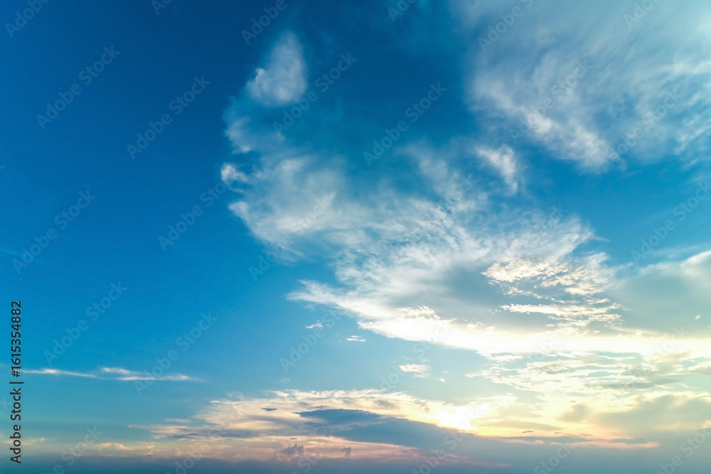 Fototapeta premium Calm Sky with Gentle Clouds at Sunset – Nature Background