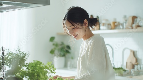 キッチンに立つ日本人女性