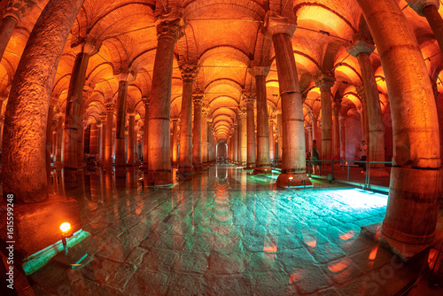 Canvas Print Basilica cistern in istanbul reflecting on turquoise water during night illumina