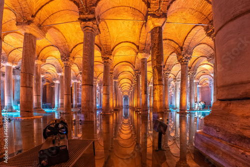 Tableau sur toile Basilica cistern reflecting on water surface with illuminated columns in istanbu