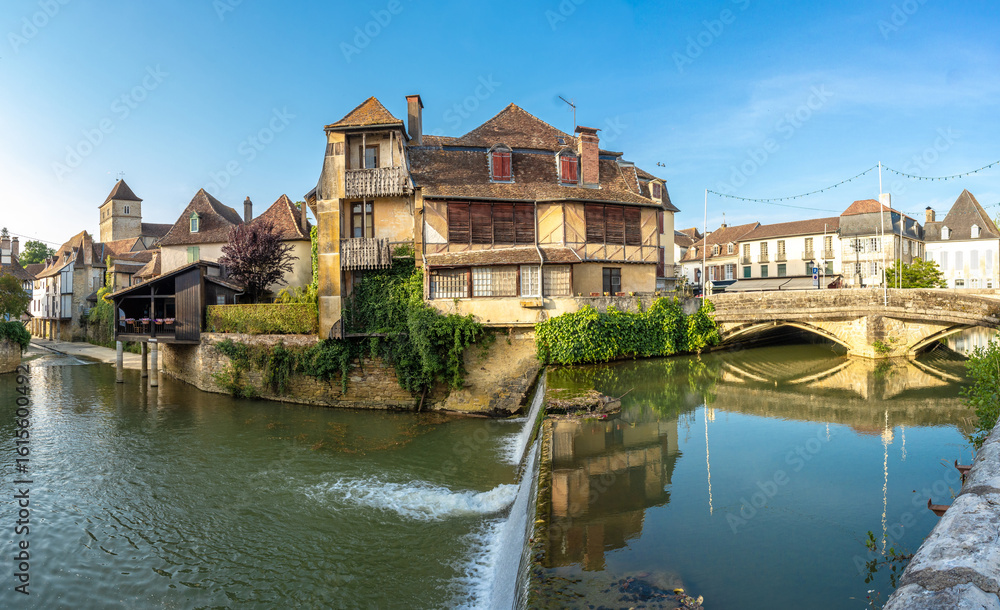 Obraz premium Scenic canal flowing through salies de bearn village in france