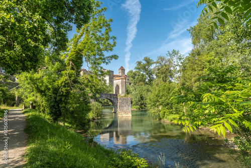 Obraz na plátně Old stone bridge over gave d'oloron river in sauveterre de bearn, france