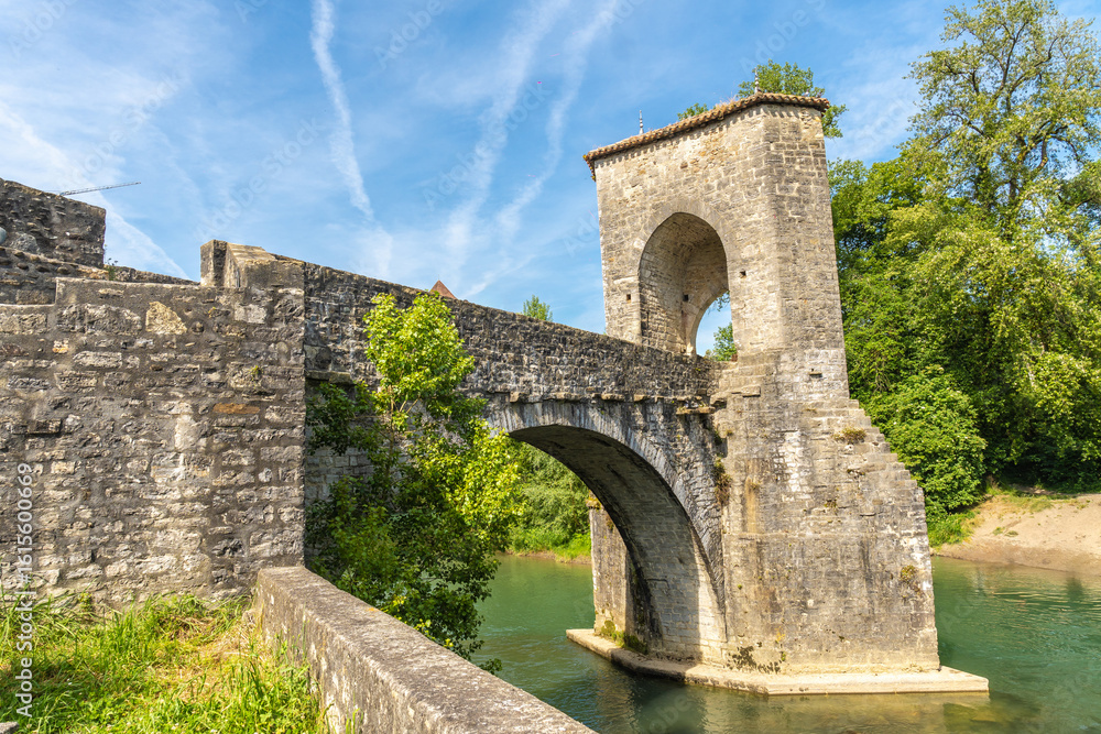 Obraz premium Medieval bridge crossing the gave d'oloron river in sauveterre de bearn, france