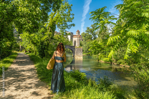 Obraz na plátně Tourist walking along the gave d'oloron river near sauveterre de bearn, france