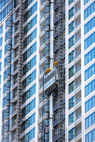 高層マンションの外壁で稼働する工事用エレベーター