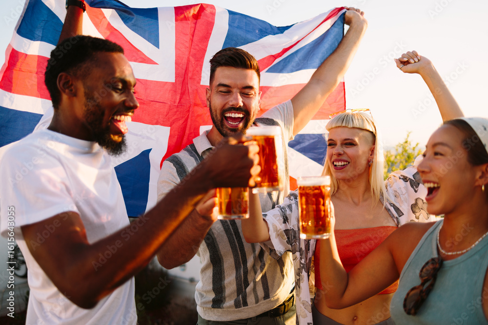 Obraz premium Friends toasting with beer celebrating with uk flag
