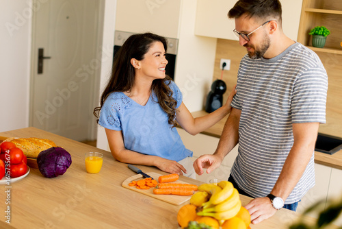 Couple preparing healthy me...