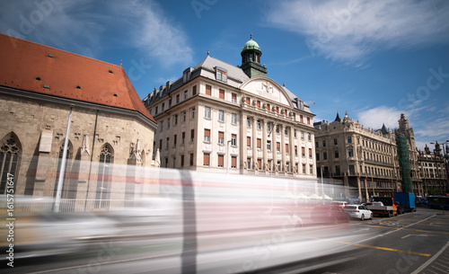 Canvas Print Historic Buildings And Traffic Motion In Budapest