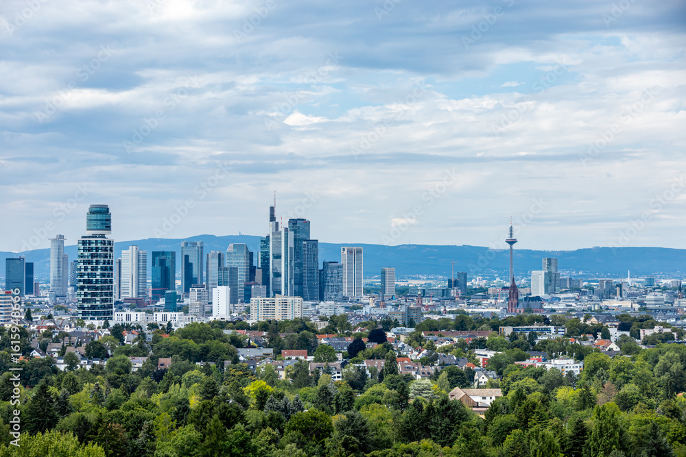Fototapeta premium Wanderung zum Aussichtspunkt Goetheturm mit einem fantastischen Ausblick über die Mainmetropole von Frankfurt am Main - Hessen - Deutschland