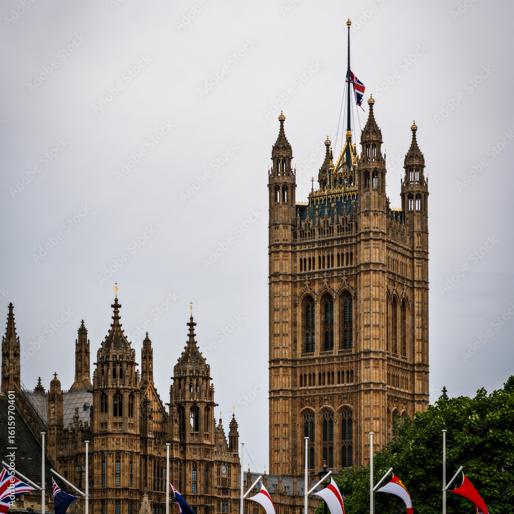 Fototapeta premium Monumentalna Wieża Wiktorii (Victoria Tower) wznosząca się na południowym krańcu Pałacu Westminsterskiego, widziana od północnego zachodu. Została ukończona w 1860 roku jako archiwum Parlamentu.