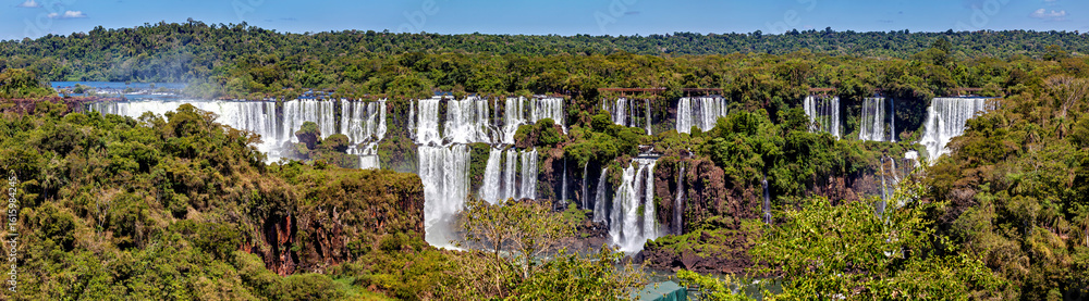 Naklejka premium The Iguazu Waterfalls between Argentina and Brazil