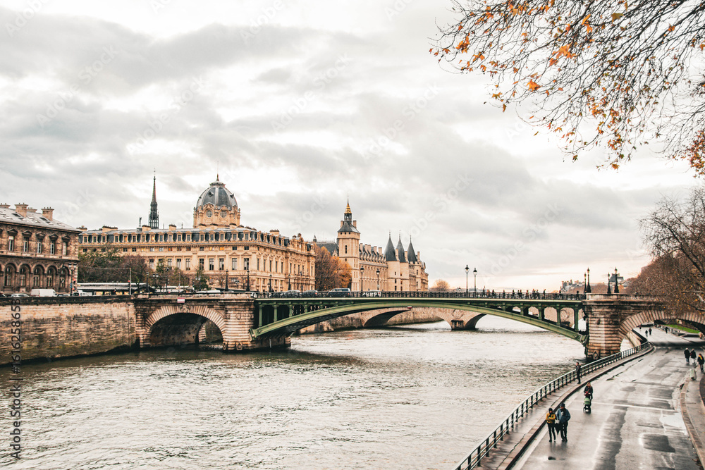 Obraz premium Bridge over River Seine at Sunset in Paris