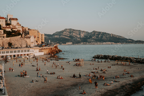 Une plage dans la ville de Marseille au bord de la Corniche Kennedy au coucher de soleil
