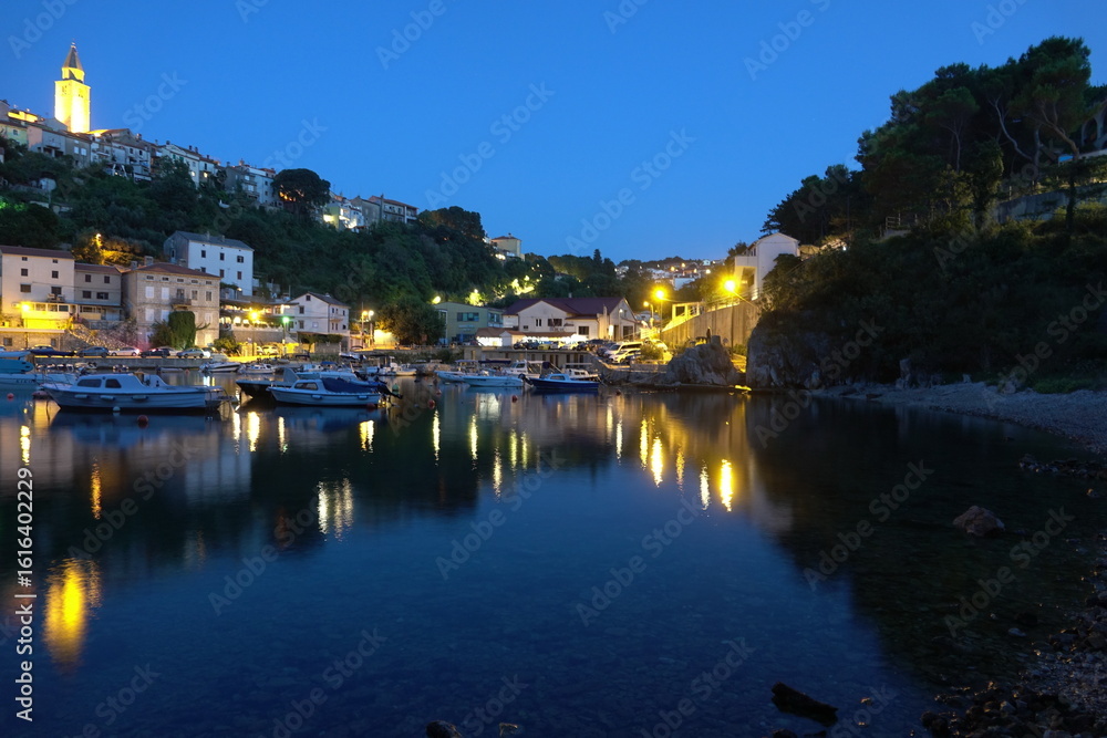 Fototapeta premium Hafen in Vrbnik, Krk, abends