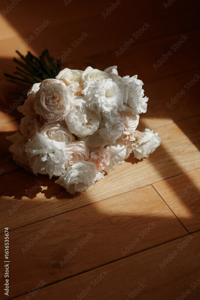 Φωτογραφία Wedding bouquet of flowers on the floor of the newlyweds.