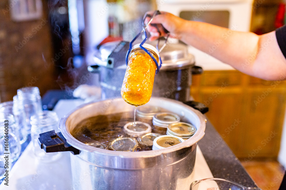 Εκτύπωση καμβά Putting jars in water bath