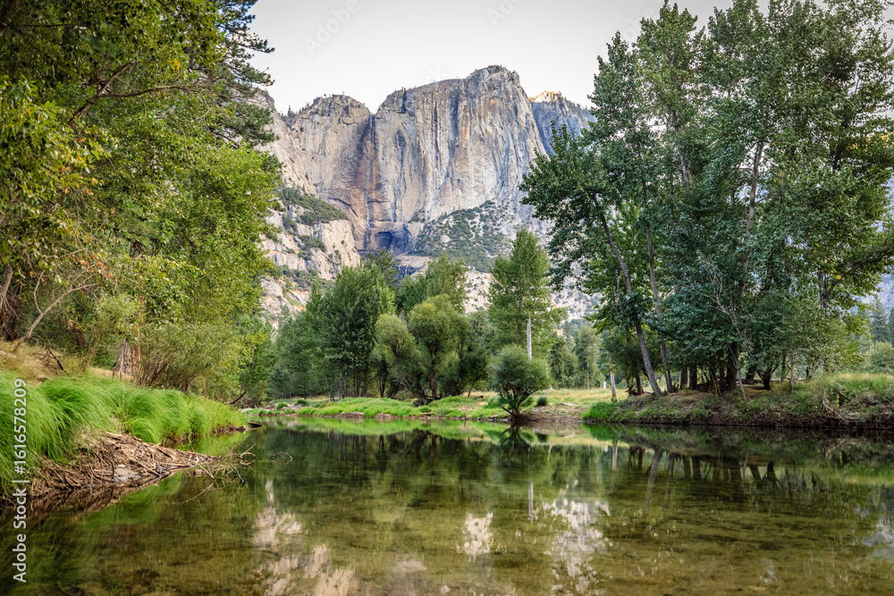 Fototapeta premium Serene Mountain Retreat by Majestic Yosemite Falls