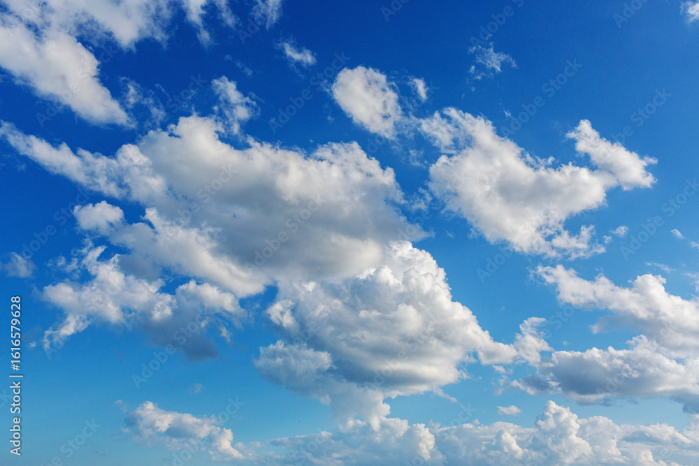 Naklejka premium Cumulus clouds against blue sky. Concept of tranquility and solitude