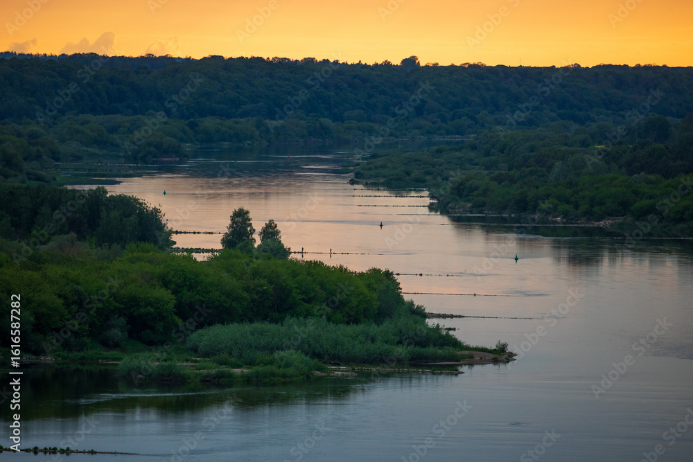 Obraz premium Sunset over the Nemunas River: A Serene Evening in Vilkija, Lithuania