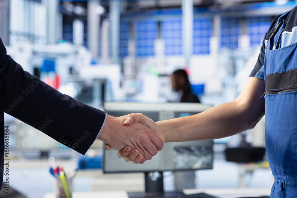 Φωτογραφία Photovoltaics factory manager hiring engineer, shaking hands after reaching agreement
