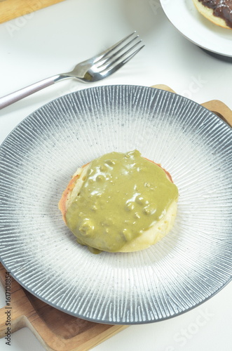 Serabi dengan topping selai matcha, camilan tradisional Indonesia.