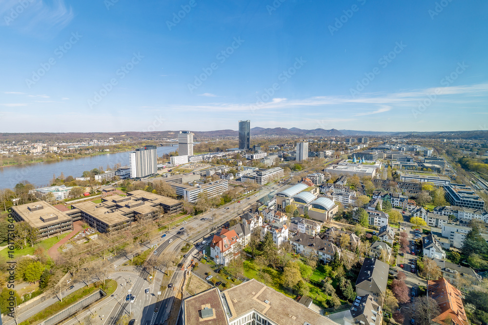 Fototapeta premium Blick Richtung Bundesviertel, Bad Godesberg und Siebengebirge vom 27. Obergeschoss des neu errichteten Hochhaus Neuer Kanzlerplatz in der Roof Top Lounge.