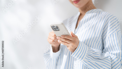 女性　スマートフォン　スマホ　手元