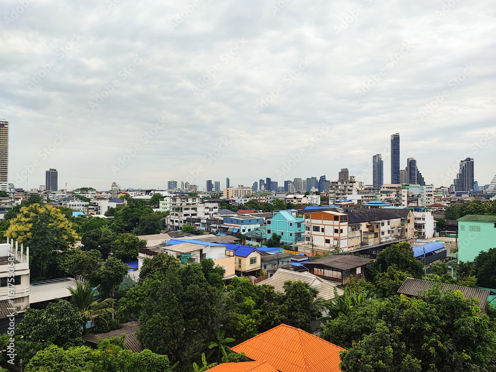 Obraz premium A crowded urban area with houses and tall buildings, a corner of Bangkok in Thailand.