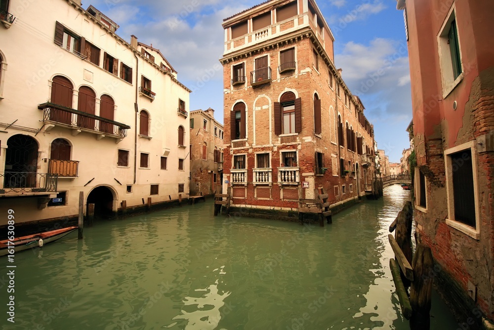 Fototapeta premium View of the wonderful small canals, distributed throughout the neighborhoods of Venice, Italy.