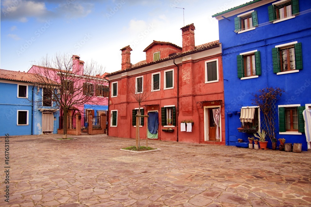 Fototapeta premium The famous fishing village with its colorful facades in Burano, Italy.