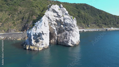 白崎海岸「立巌」和歌山県由良町 Tatego Rock at Shirasaki Coast – Yura Town, Wakayama Prefecture