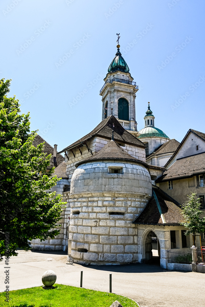 Fototapeta premium Solothurn, Baseltor, Stadttor, Tor, Kathedrale, St. Ursen-Kathedrale, Stadtmauer, Altstadt, Altstadthäuser, Stadt, Sommer, Schweiz