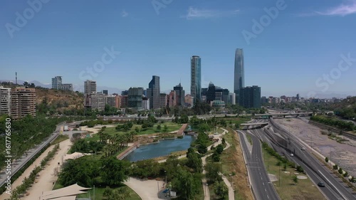 Video desde el parque Bicentenario, de fondo el Costanera Center.