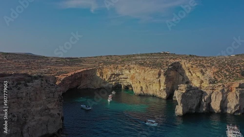 Luftaufnahme der Insel Comino, Malta – kristallklares Wasser und unberührte Natur. Viele Boote und Yachten in einer Bucht 1