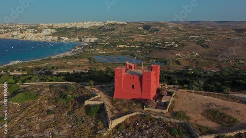 Luftaufnahme vom Red Tower in Mellieħa, Malta – mit Blick auf Meer und Stadt, Sonnenuntergang